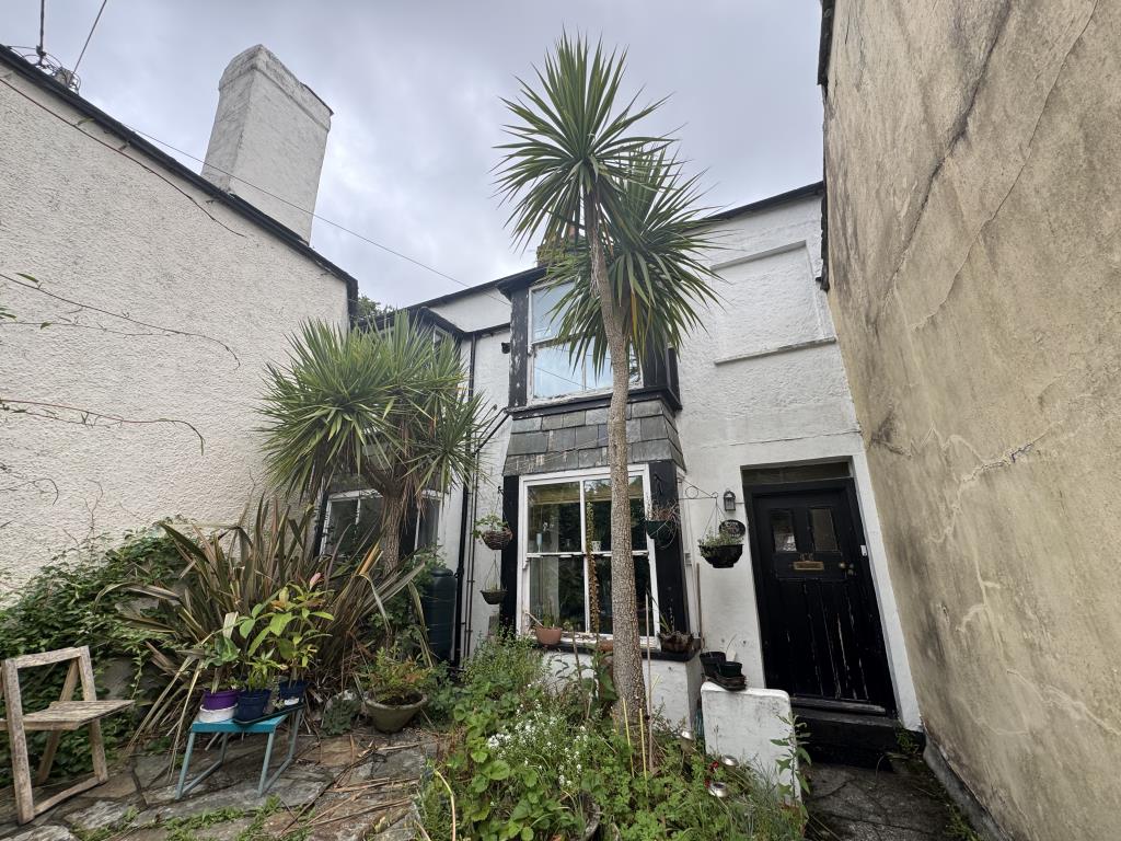 Lot: 131 - MID-TERRACE HOUSE FOR IMPROVEMENT - Front of the property